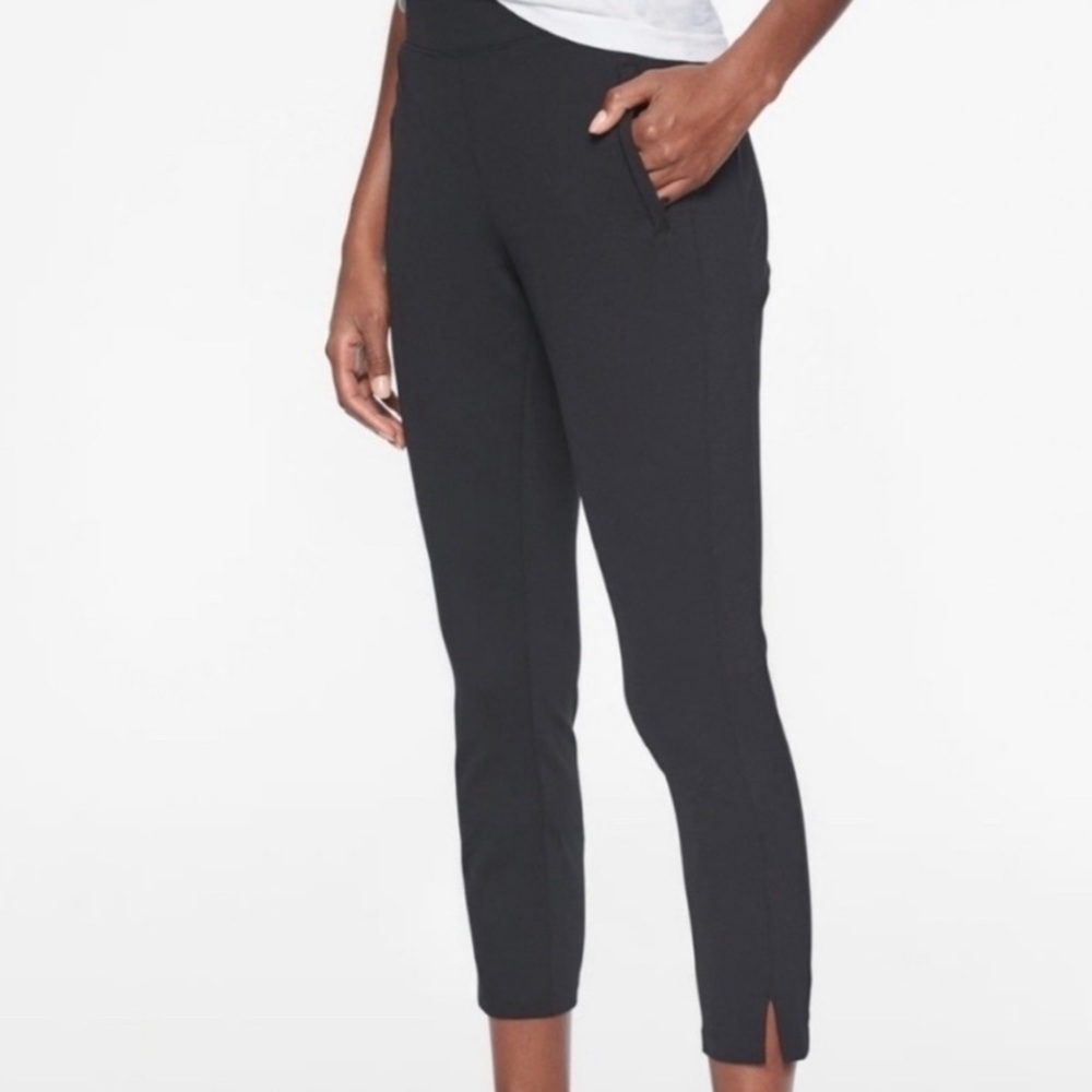 EUC Athleta Pockets Capri Leggings Pants Black M